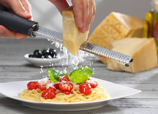 Microplane Sebészeti acél reszelő 30,5 x 3,3 x 2,5 cm, fekete