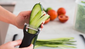 OXO hámozó, rozsdamentes acél pengével és műanyag nyéllel 15,2 cm