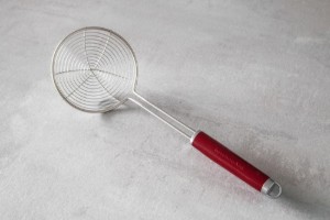 KitchenAid - Empire Red - 35,5 cm -es rozsdamentes acél szűrő paletta