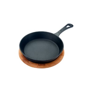 LAVA - Öntöttvas serpenyő, 20 cm, fa alátéttel