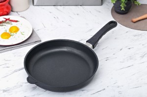 AMT Gastroguss - 5 cm magasságú, 26 cm-es átmárőjű indukciós alumínium serpenyő
