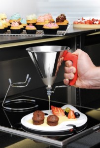 de Buyer - "KWIK" Mini krémadagoló tölcsér állvánnyal, 0.8 L, Piros