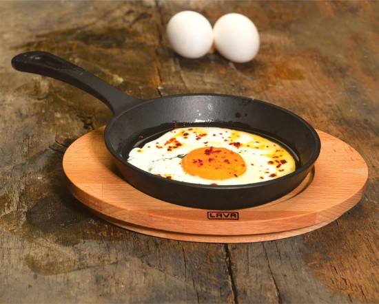 LAVA - Öntöttvas serpenyő, 20 cm, fa alátéttel