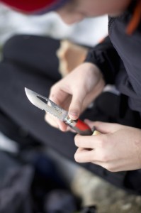 N°08 zsebkés síppal, rozsdamentes acél, 8,5 cm, "Outdoor", Red - Opinel